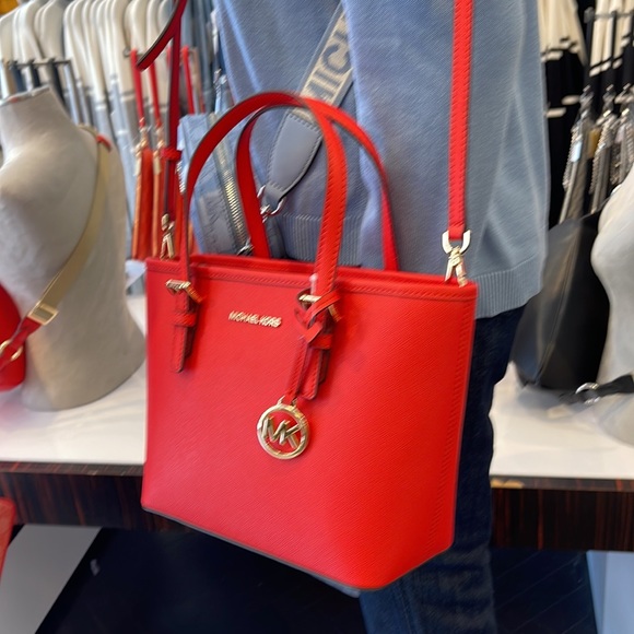 MICHAEL KORS
Jet Set Travel Extra-Small Saffiano Leather Top-Zip Tote Bag
NWT - Picture 15 of 16